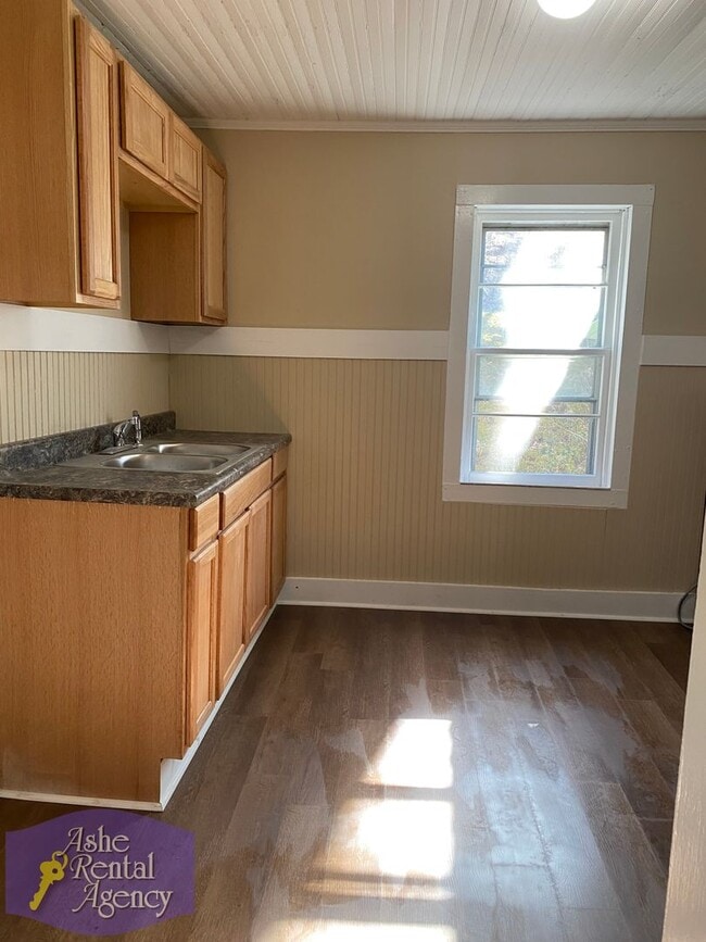 Building Photo - Quaint Cottage Walking Distance to Downtow...