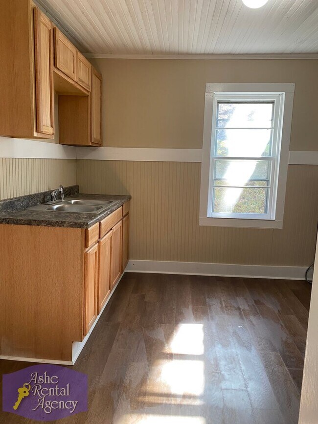 Building Photo - Quaint Cottage Walking Distance to Downtown West Jefferson