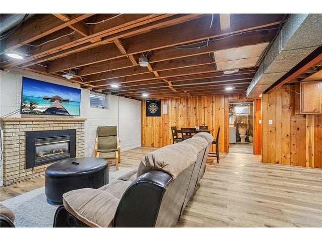 Building Photo - 901 W 61st St