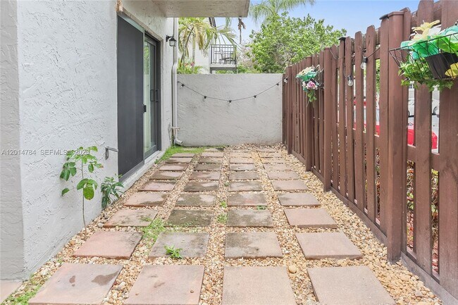 Building Photo - 10425 SW 154th Ct