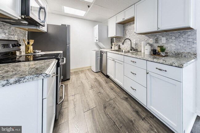 Building Photo - 5911 Edsall Rd