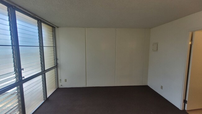 Building Photo - Recently Upgraded Spacious 1 Bedroom Apartment in the Ridgecrest Complex.
