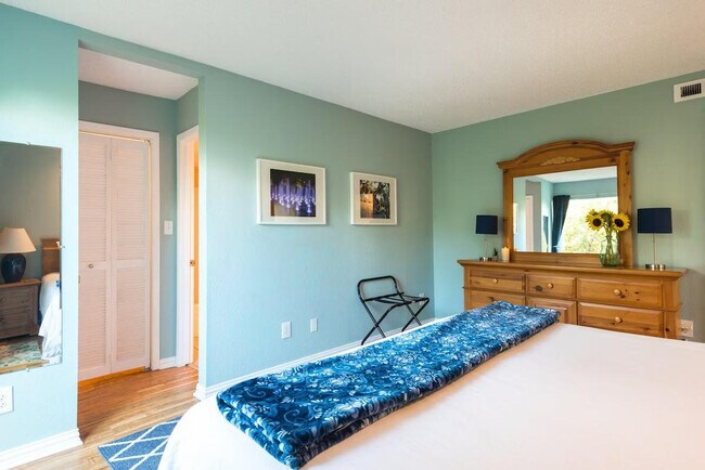 Building Photo - 1206 Hollow Creek Dr