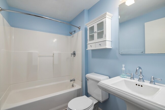 Building Photo - 20 Glengarry Dr
