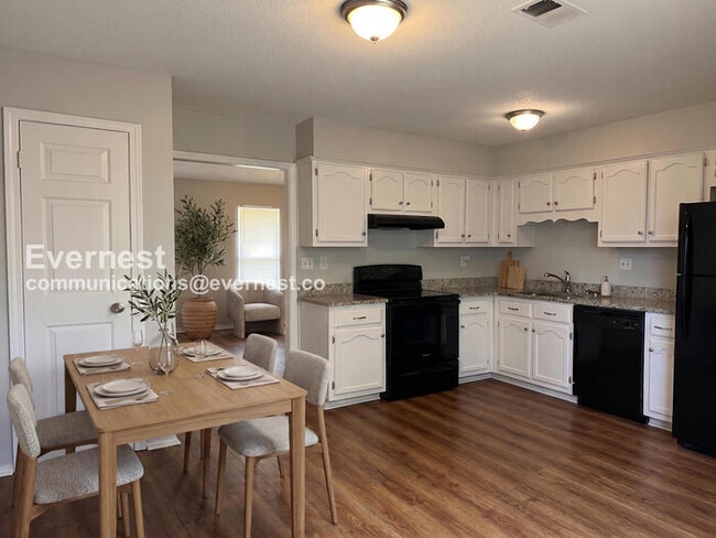 Building Photo - 3400 Laurelwood Dr