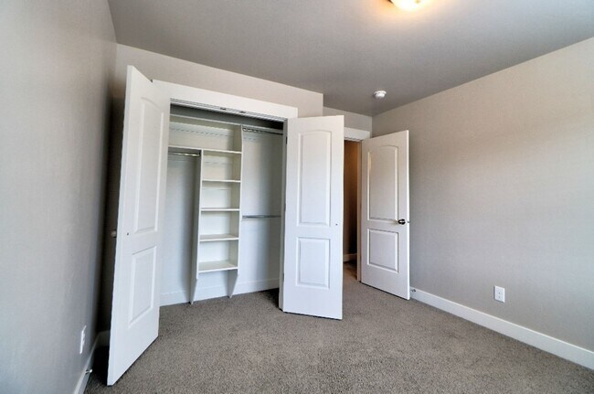 Building Photo - 3 bed 2.5 bath townhome in Salem