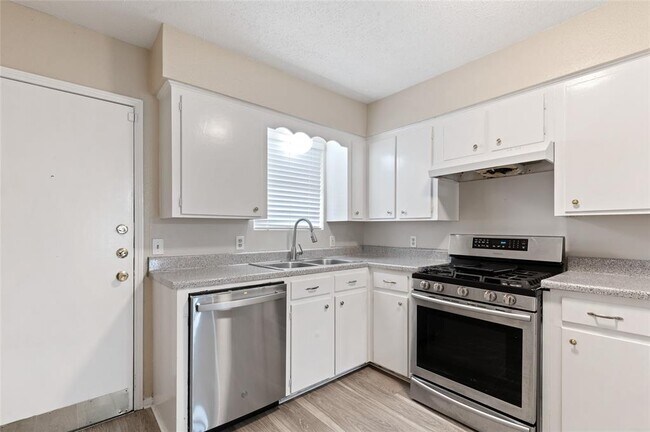 Building Photo - 233 W Tri Oaks Ln