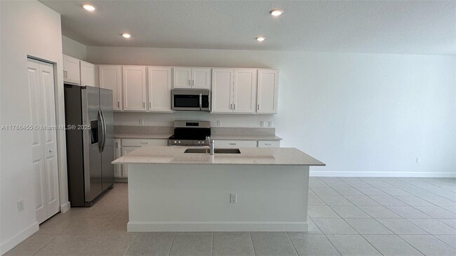 Building Photo - 4612 Hollister Ave