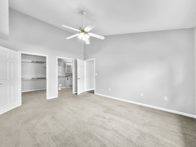 Building Photo - Beautiful 2BR 2BA Home w/ Sunroom • Full Kitchen Suite • Attached Garage in Columbus