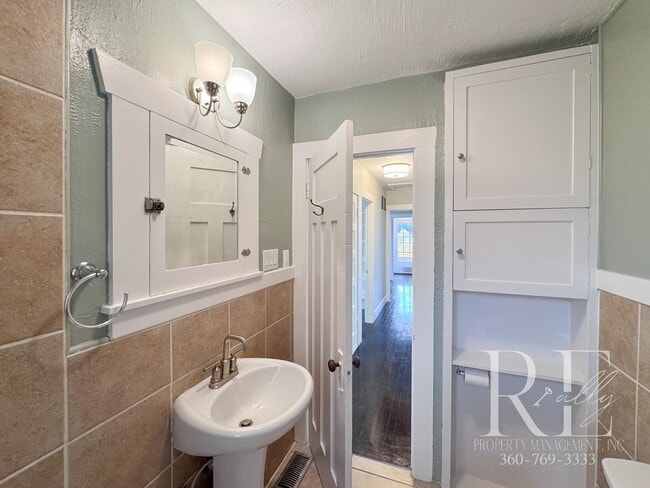 Building Photo - Charming Upper Unit with Modern Kitchen, Wraparound Layout & Walkable to PSNS