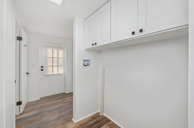 Building Photo - 264 Pinelog St