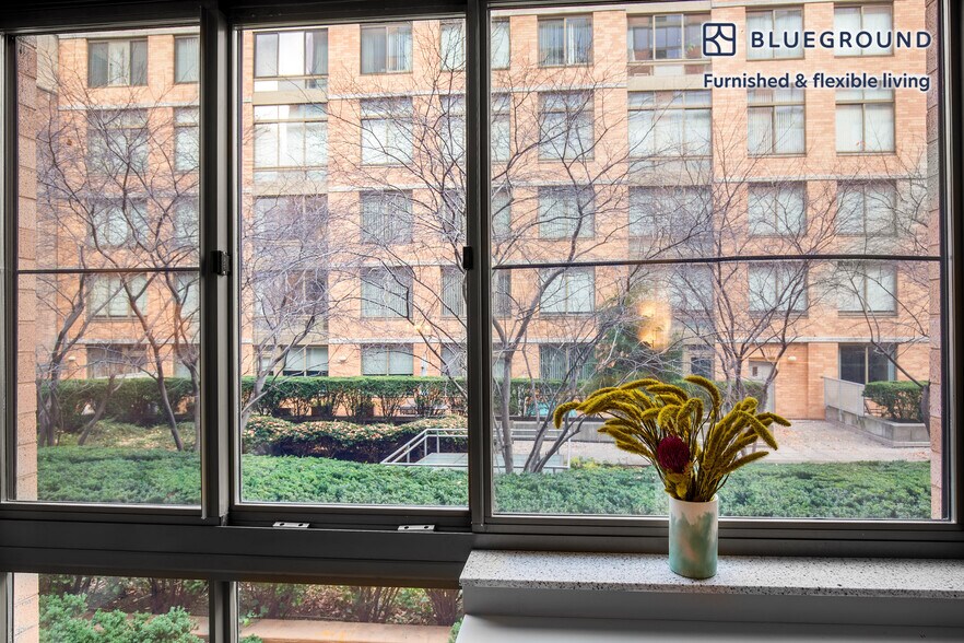 Building Photo - 130 W 15th St