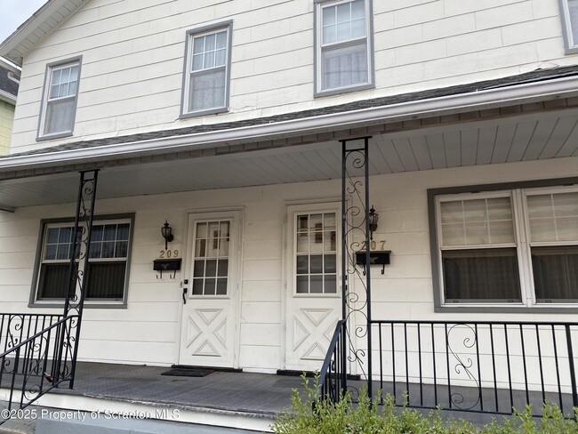 Building Photo - 209 W Grace St