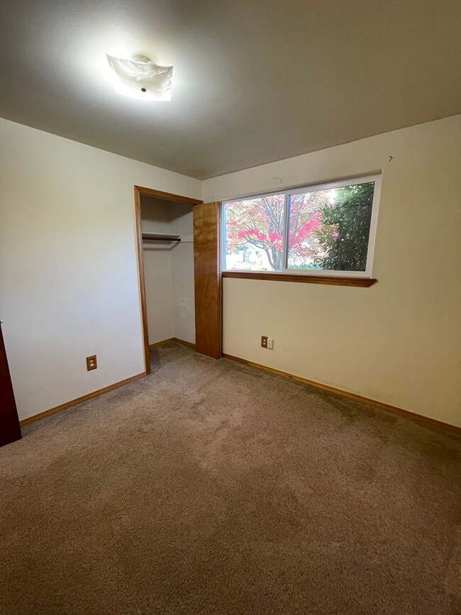 Building Photo - Spacious three bedroom home in a quite Por...