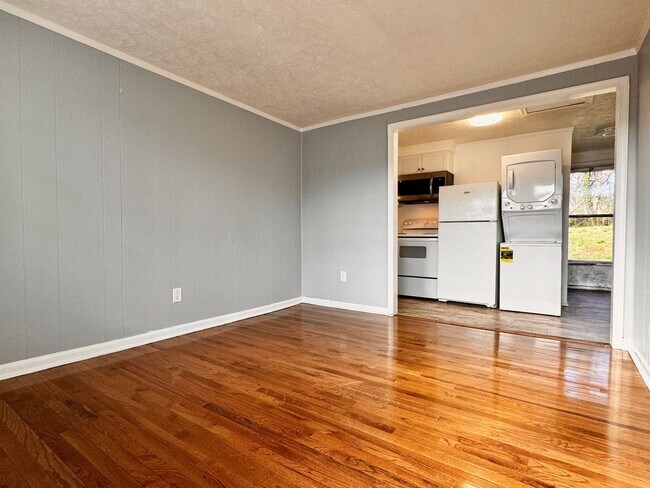 Building Photo - 1502 6th St SE