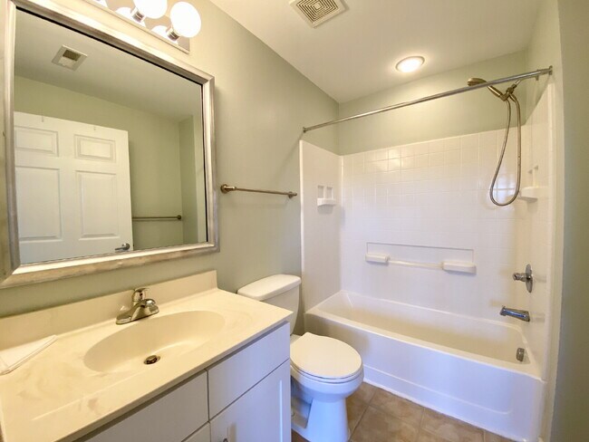 Building Photo - Two Bedroom Spacious Condo Near Everything Bluffton Has to Offer!