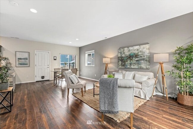 Building Photo - Keep Cool in this Air Conditioned Home in Gated Community!