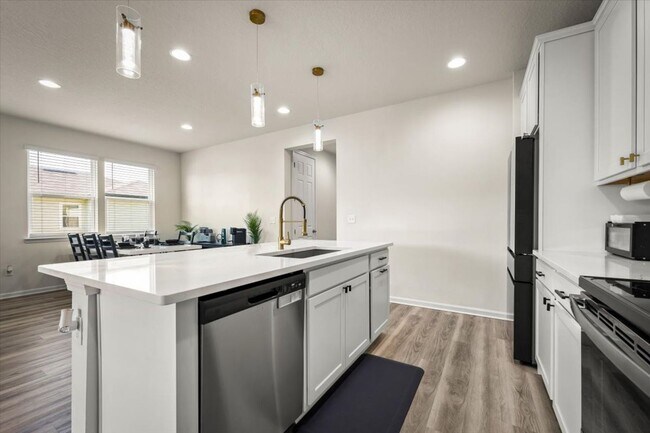 Building Photo - 4 Bedrooms | 2 Bathrooms | Screened Patio ...