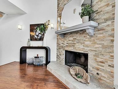 Building Photo - 8696 Villa La Jolla Dr