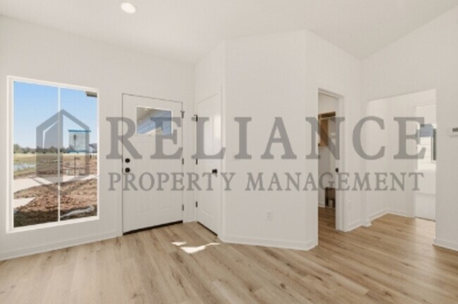 Building Photo - 5301 N Pinecrest Ct