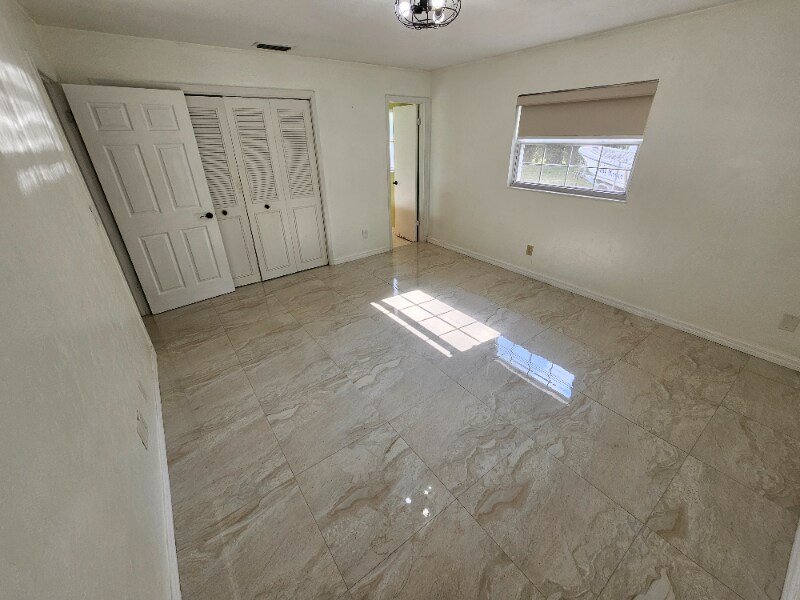 Building Photo - 1704 NW 39th Terrace