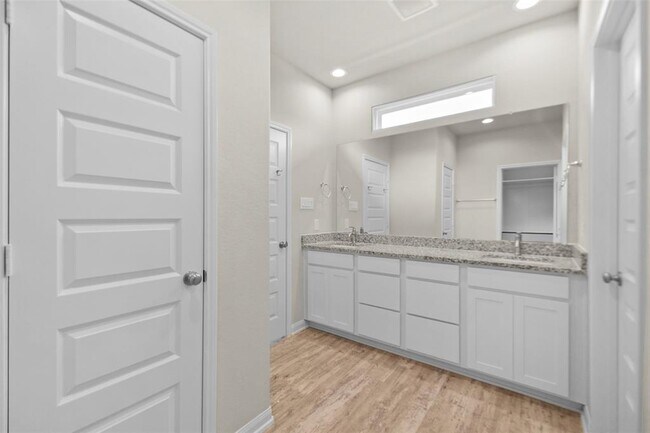 Building Photo - 9911 Brickhouse Dr