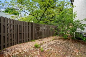 Building Photo - 132 Pinecrest Ln