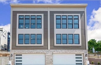 Building Photo - 140 W 13th St