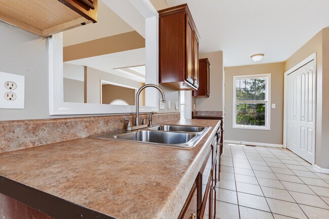 Building Photo - Flagstone Drive