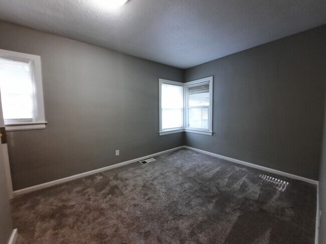 Building Photo - 3 Bedroom Home with a Fenced Yard and BEAU...