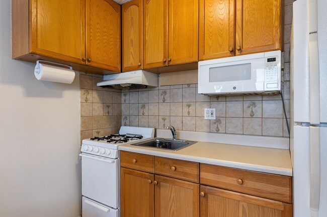 Building Photo - Furnished 1 Bed 1 Bath Condo. Includes Electric, Water, Sewer & Gas. Ample unassigned parking.
