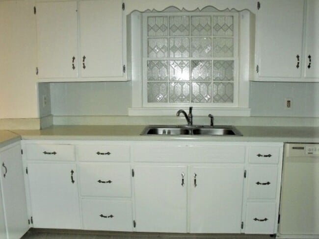 Building Photo - THIS COULD BE YOUR NEW HOME, BUSINESS, OR BOTH!