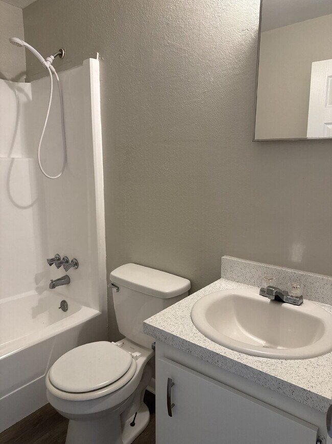 Building Photo - 2 bedroom 1 bath unit available for immedi...