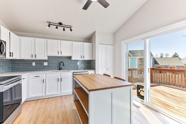 Building Photo - 4 Bedroom 2 Bathroom Large Yard in South West Fort Collins