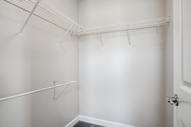 Building Photo - 3 bed/ 3 1/2 bath.  Dog Friendly.