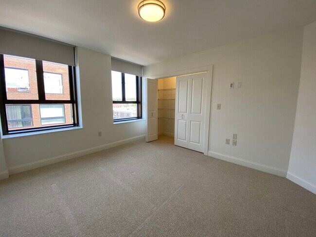 Building Photo - 875 Elm St