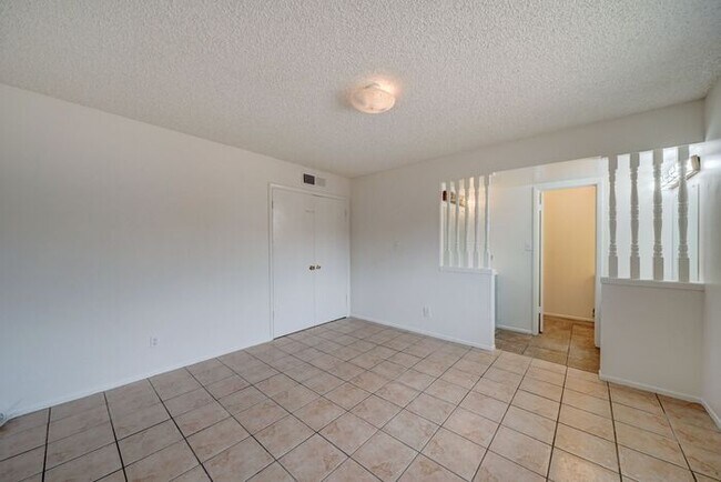 Building Photo - -$500 OFF FIRST MONTH RENT-READY TO VIEW NOW! 4 Bedroom 2 Bath Home in Phoenix!