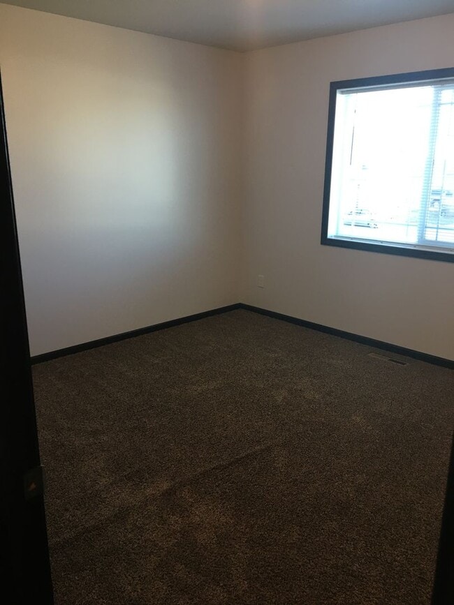 Building Photo - 3 Bed 2 Bath Twin Home