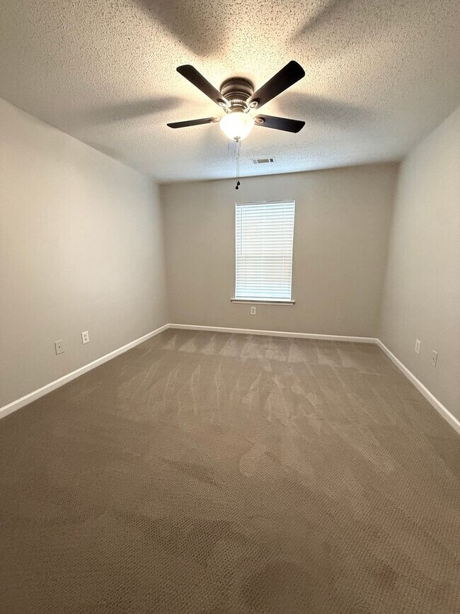 Building Photo - Renovated  3 Bed 3.5 Bath Town Home