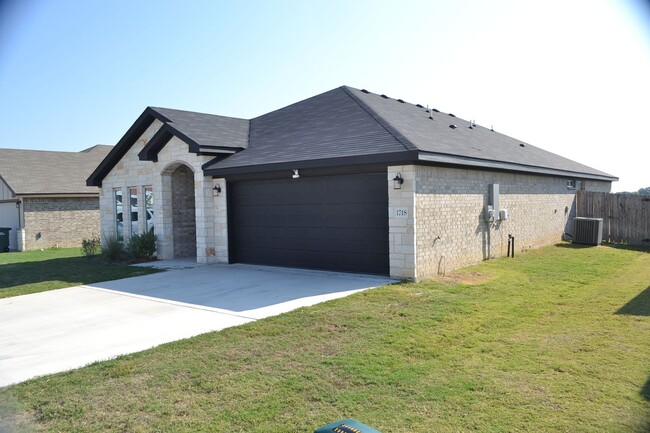 Building Photo - Gorgeous 3 Bed/2 Bath Home in Cove