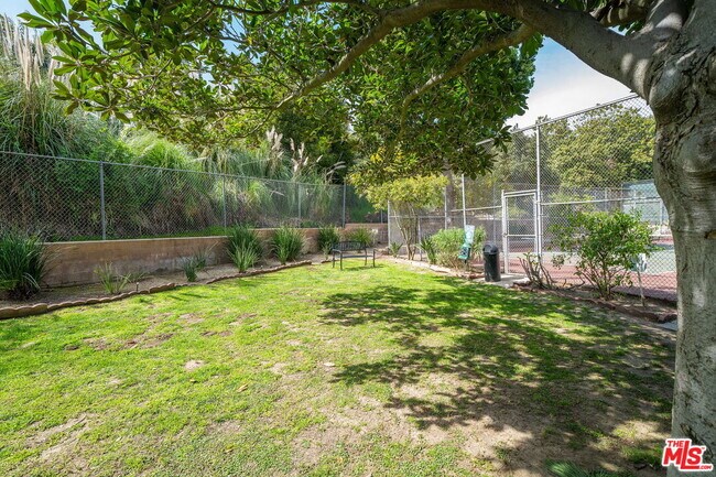 Building Photo - 6728 Hillpark Dr