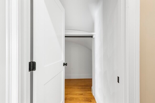 Building Photo - 31 Woodale Ave