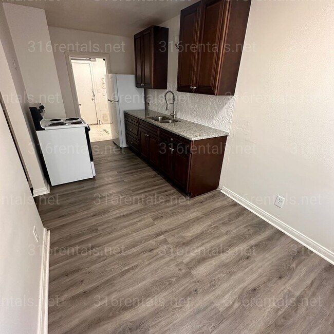 Building Photo - $525 - 1 bed 1 bath - Duplex