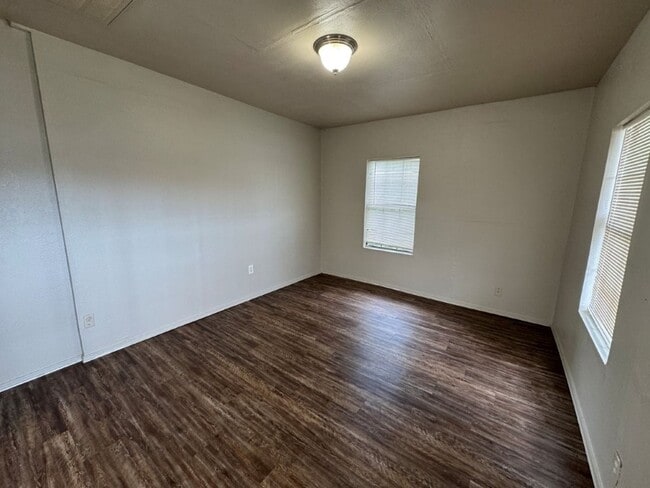 Building Photo - 2 bed 1 bath home for rent near 59th betwe...