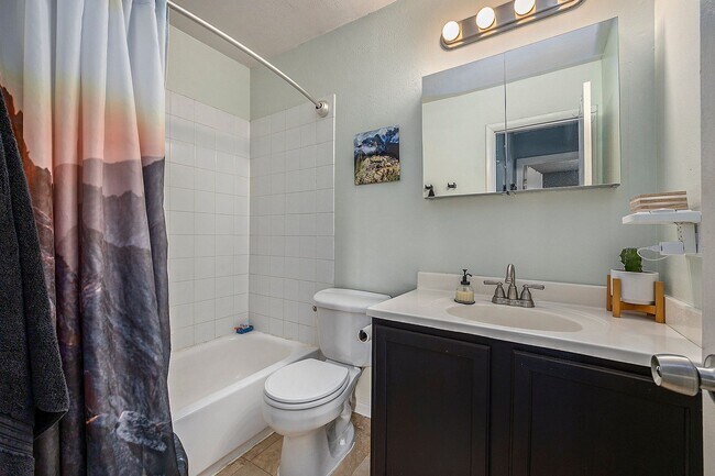Building Photo - University Hills 2 bedroom and 1.5 Bath Co...