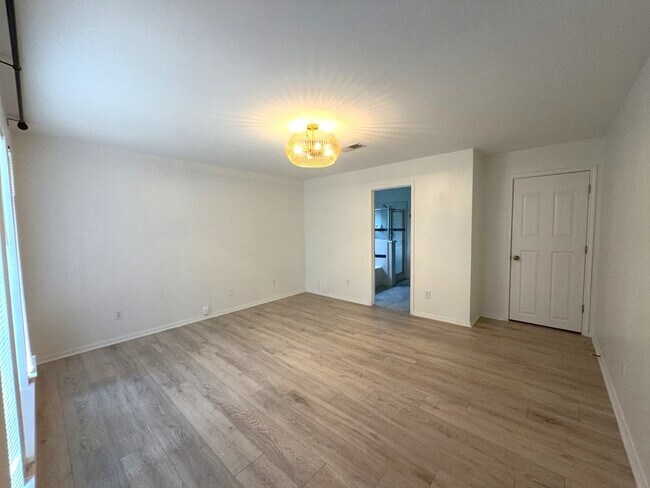 Building Photo - 2106 Lexington Woods Dr