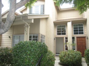 Building Photo - The Bluffs at Fox Run!!! 3BR/2.5BA Rarely ...