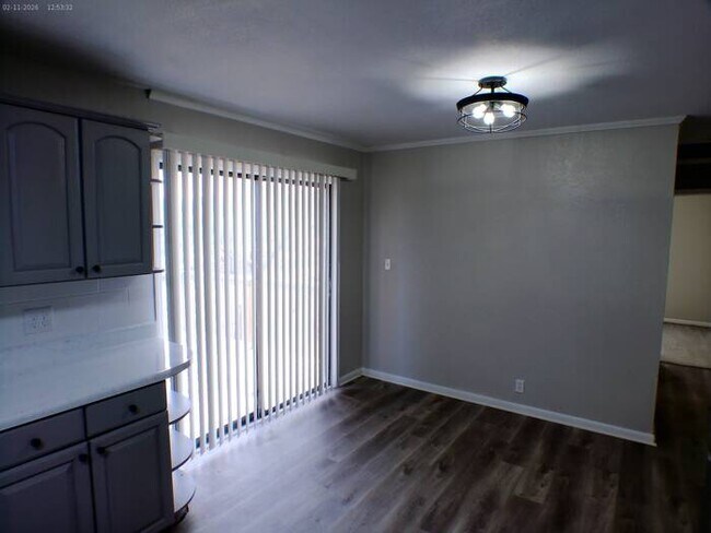 Building Photo - Beautiful 2 bedrooms and 2 baths with vanity located on S Hawthorne Ave in Independence, convenie...