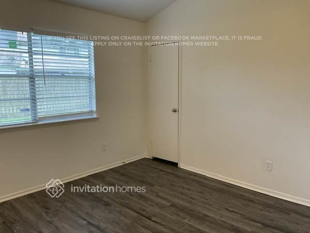 Building Photo - 10311 Towneview Dr