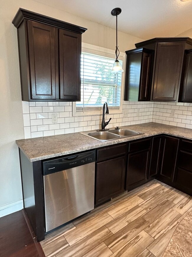 Building Photo - 4 Bedroom 3 Bath 2 Stall Garage in Waynesv...